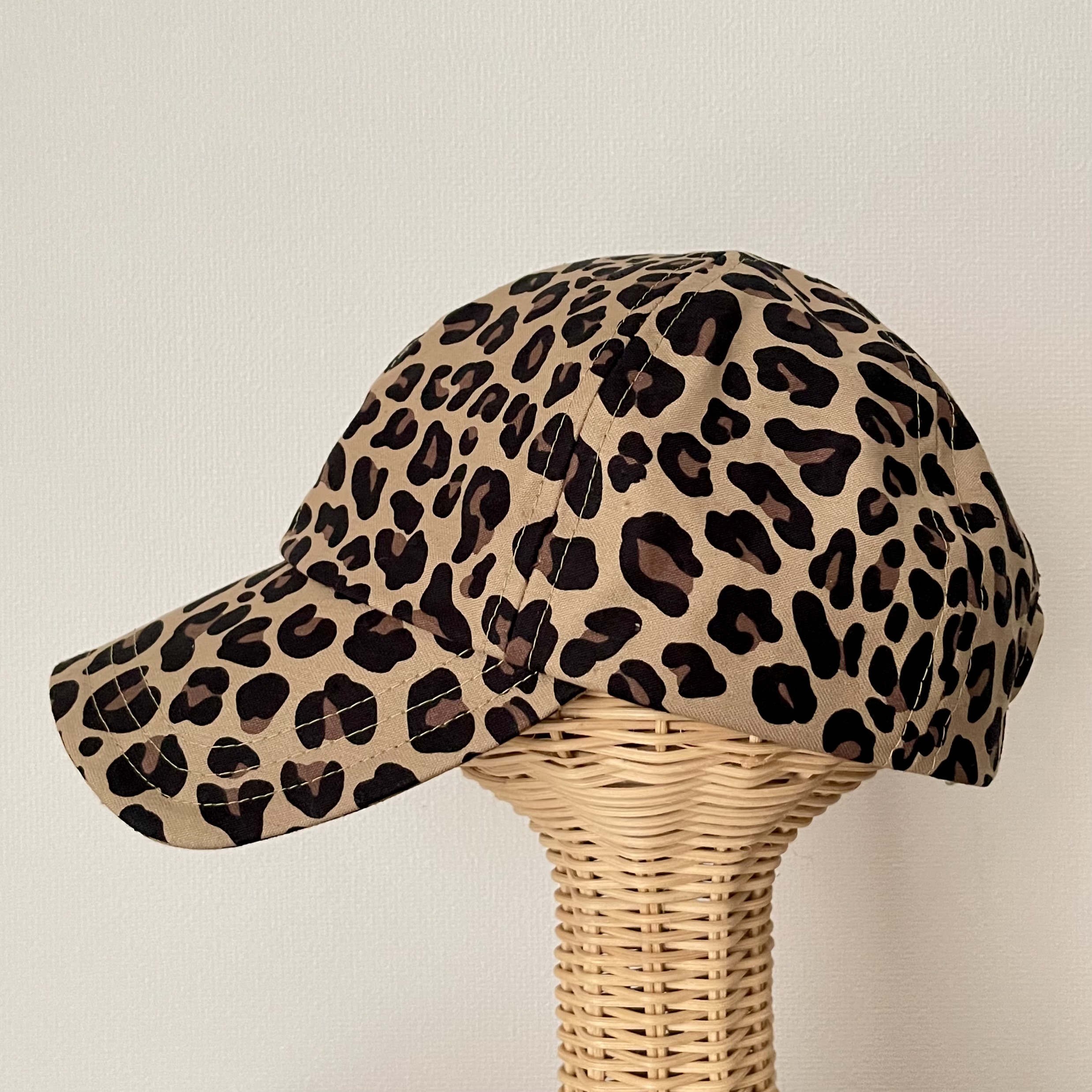 ヒョウ柄キャップ｜ちょっとした冒険を楽しむユニセックスデザイン